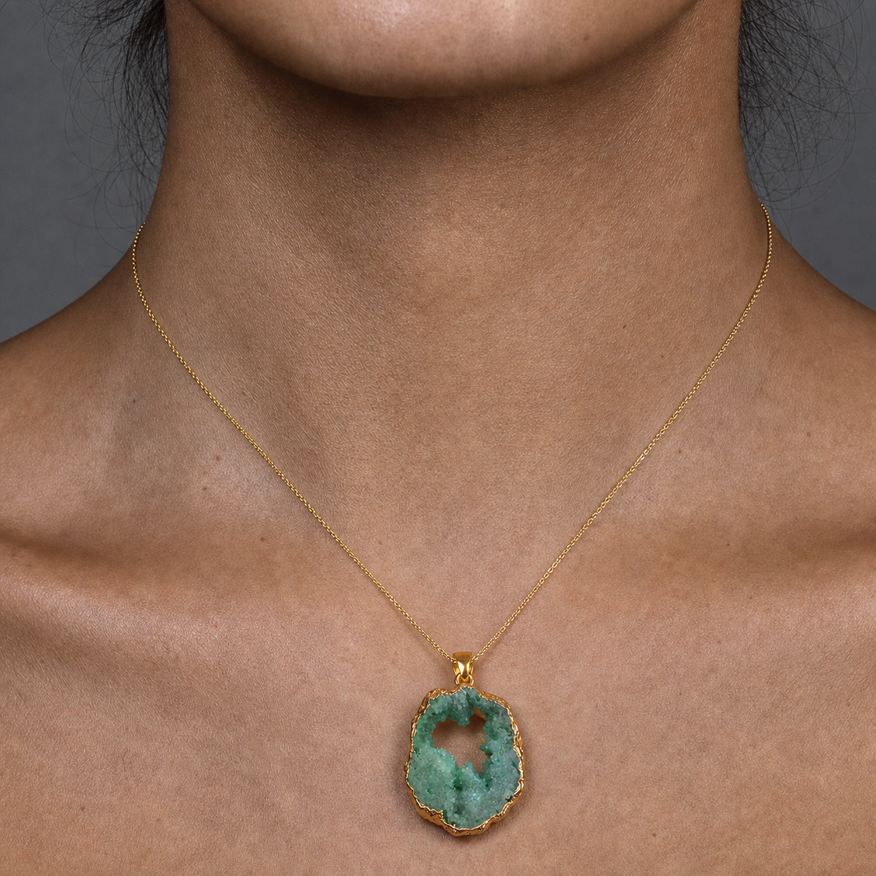 European and American cross-border natural crystal raw stone pendants, handmade DIY electroplated copper wire edged crushed stone pendant accessories